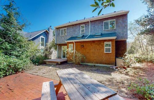 Manzanita House | Charming cabin with patio firepit fast WiFi full kitchen & W&D