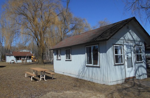 West Branch Cabin | Charming Cabin with Beach Access, Kayaks, and Playful Activities for All