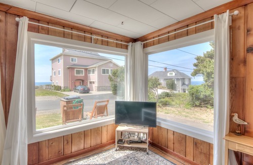 Lincoln City House | Charming Coastal Cottage w/Ocean View Close to Beach Access & Shopping
