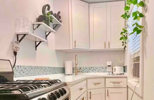 Queens Apartment | Charming Coastal Retreat 1BR