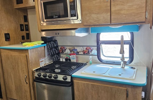Phoenix Lake-Cedar Ridge Apartment | Charming Comfortable Vintage RV Coach Near Yosemite