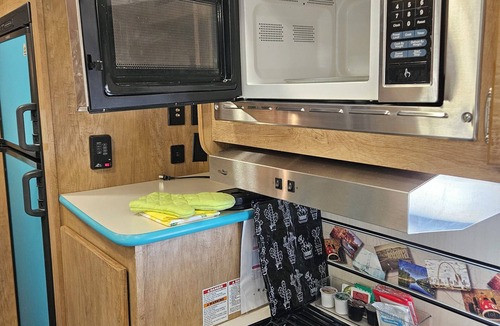 Phoenix Lake-Cedar Ridge Apartment | Charming Comfortable Vintage RV Coach Near Yosemite