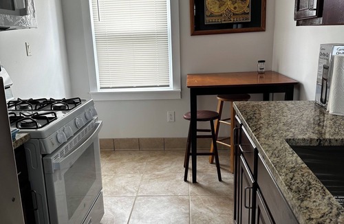 Kenner - Louis Armstrong International Airport Cottage | Charming cottage in Metairie with AC and WiFi. Enjoy your stay