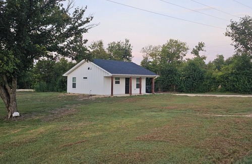Temple House | Charming Country Cottage on 1 acre in the City. 2-bdrm 1 ba