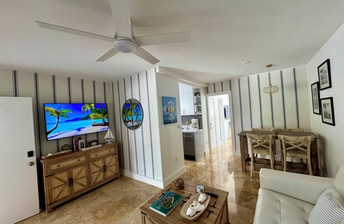 Key Biscayne Apartment | Charming Cozy Apt - Walk to Beach - Pool - Key Biscayne