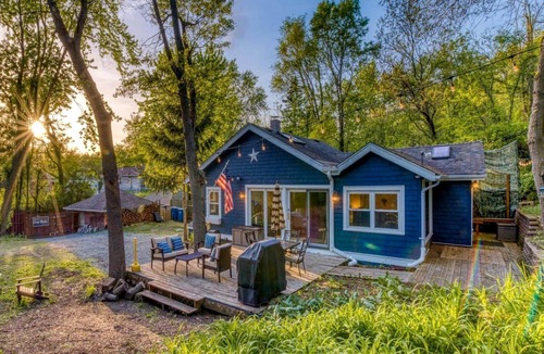 Miller Beach Cabin | Charming Cozy Cabin with Hot-tub in Gary, Indiana