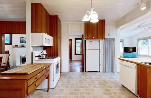 Gearhart House | Charming Craftsman near park & Gearhart - dog-friendly