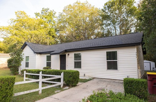Crestview House | Charming Crestview Stay 4 Bedrooms, Prime Location
