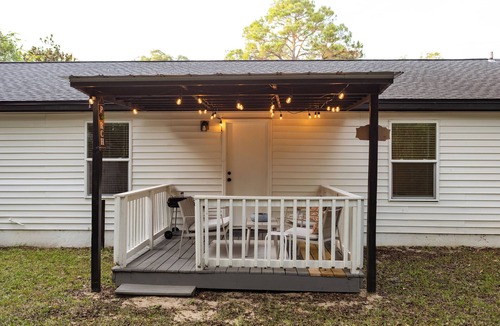 Crestview House | Charming Crestview Stay 4 Bedrooms, Prime Location