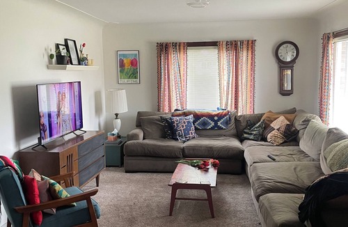 Beechwood Cottage | Charming Deeded Lake Access 3-bedroom cottage in Holland. 2 Week Min.