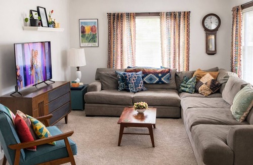 Beechwood Cottage | Charming Deeded Lake Access 3-bedroom cottage in Holland. 2 Week Min.