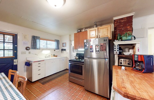 Neskowin Cabin | Charming, dog-friendly cabin with WiFi - steps from beach & two blocks from golf