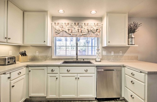 Central Oregon House | Charming Eugene Home w/Fire Pit: 8 Mi to UO!