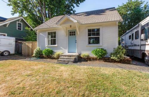 Eugene House | Charming Eugene Retreat: Private Hot Tub & Yard!