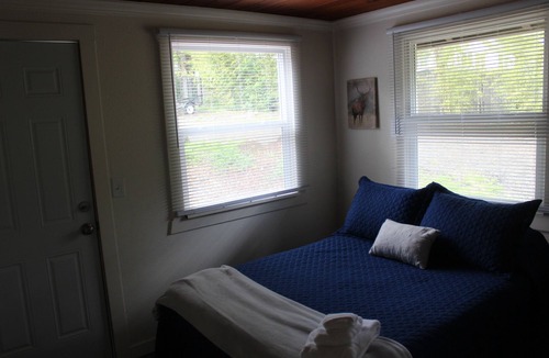 Roseburg Cabin | Charming Historical lodge across from Umpqua river
