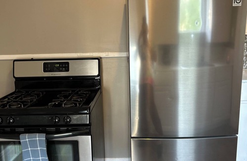 Mount Clemens Apartment | Charming Home-y 2-bedroom apt w high-speed Wifi in Vibrant Dwntwn Mount Clemens