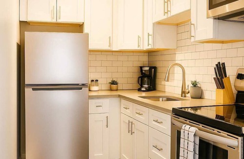 Hyde Park Apartment | Charming Hyde Park 1BR | Fully Furnished & Ready