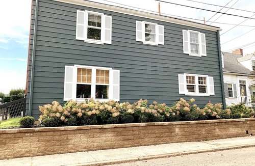 Sewickley House | Charming Hydrangea Cottage in Sewickley Village 4bd/1.5 b - 20 min to Pittsburgh