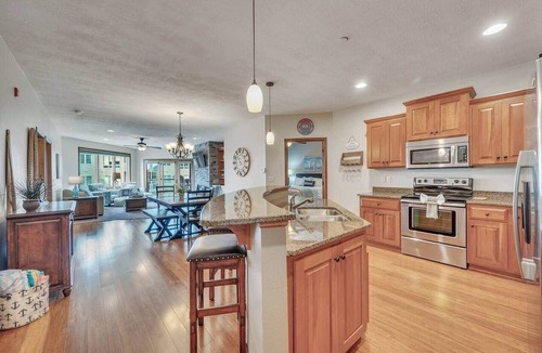 Center Grove Condo | Charming Lake View Condo