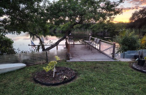 Pompano Beach House | Charming Lakefront RV with AC in Pompano Beach