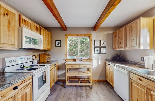 Cle Elum Cabin | Charming lakefront cabin with hot tub, private beach, and mountain views