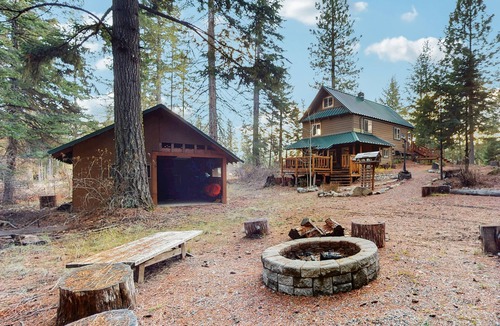 Cle Elum Cabin | Charming lakefront cabin with hot tub, private beach, and mountain views