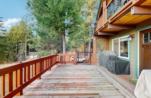 Cle Elum Cabin | Charming lakefront cabin with hot tub, private beach, and mountain views