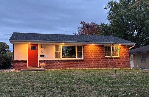 West Des Moines House | Charming Newly Renovated 3BR retreat – West Des Moines comfort!