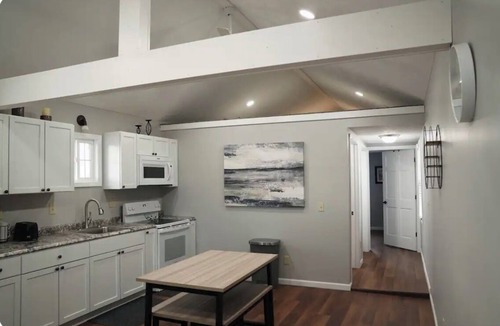 Laketon House | Charming one-bedroom house with a king size with AC and WiFi in enjoyable Wabash