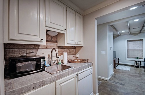 Greater Belhaven House | Charming One-Bedroom Unit in Historic Belhaven!