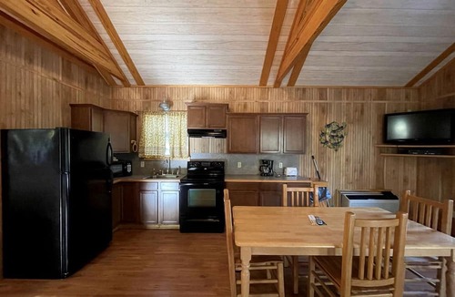 Zwolle Cabin | Charming Pondview Cabin with Resort Amenities near Zwolle, Louisiana