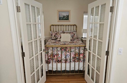 Myrtle Creek House | Charming, Private Cottage in Myrtle Creek