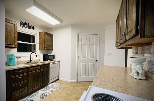 Toledo House | Charming Ranch in Quiet Neighborhood
