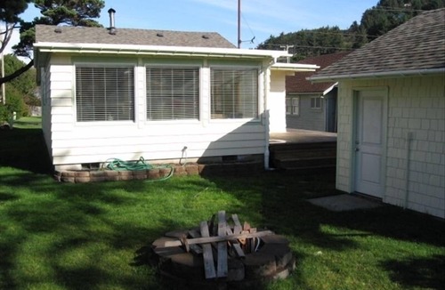 Yachats House | Charming Renovated 1922 Bungalow in Heart of Yachats Village