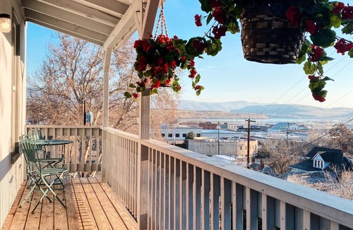 The Dalles Apartment | Charming River View Apt | Walk to Shops & Cafes