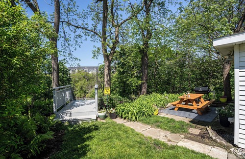 Milwaukee House | Charming Riverfront Home l 4 BR l King Beds I Free Parking I Outdoor Haven