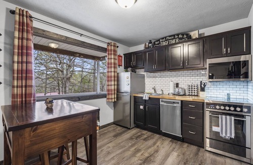 Branson Cabin | Charming Rustic Retreat - Hot Tub - Pool - Coffee - Fire Pit - 1 mile from SDC!