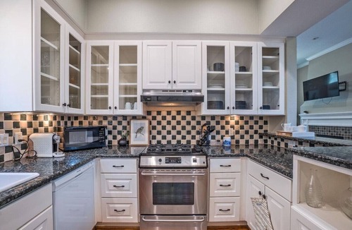 Uptown House | Charming State Thomas Home - Big Groups Welcome!