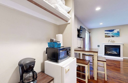 Lincoln City House | Charming Studio Condo with Nearby Beach Access Dogs OK