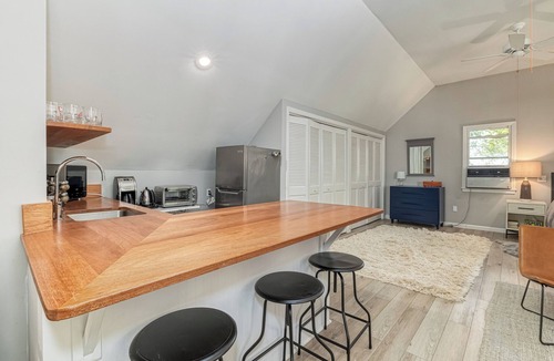 Menantic Creek Apartment | Charming Studio on Shelter Island