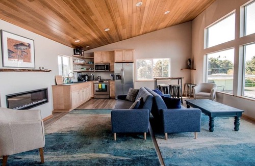 Waldport Cabin | Charming Tiny Home Retreat with Lodge Amenities Near Ocean Beaches, Lincoln County, OR