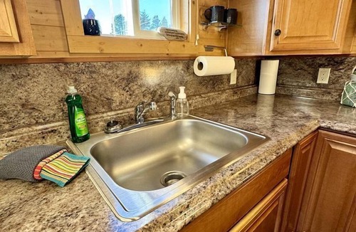 Waldport Cabin | Charming Tiny Home Retreat with Lodge Amenities Near Ocean Beaches, Lincoln County, OR