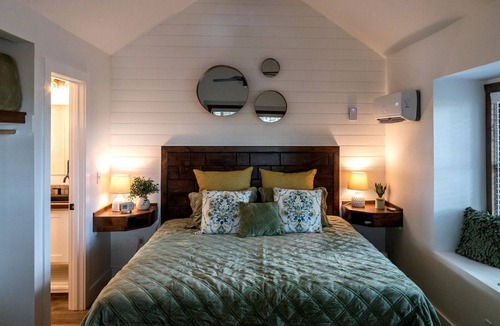 Elm Mott Cabin | Charming Treehouse for Glamping Trips near Magnolia, Texas