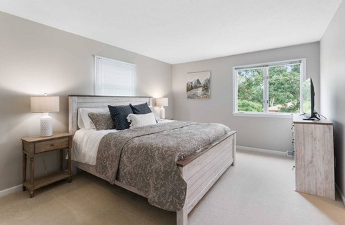 Granger House | Charming Tudor Near Notre Dame - Granger Retreat