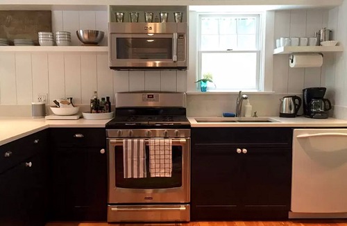 The Heights House | Charming 3 Bed/2.5 Bath Cottage In Historic Shelter Island Heights Walk to Ferry