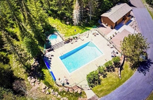 Two Harbors House | Charming waterfront Lakehome