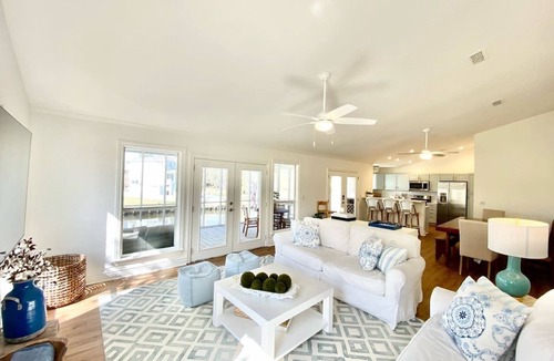 Pass Christian House | Cheerful 2-Bedroom Home on the Water with a Pool