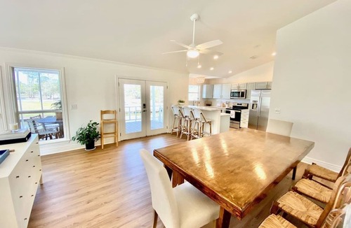 Pass Christian House | Cheerful 2-Bedroom Home on the Water with a Pool