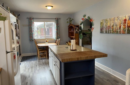 Bryant Pattengill East House | Cheerful and Spacious 4bd 2bath w/Jacuzzi Tub