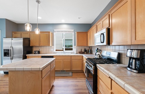 Mill Plain House | Cheerful Pet friendly Hot tub home located in Springer Estates.